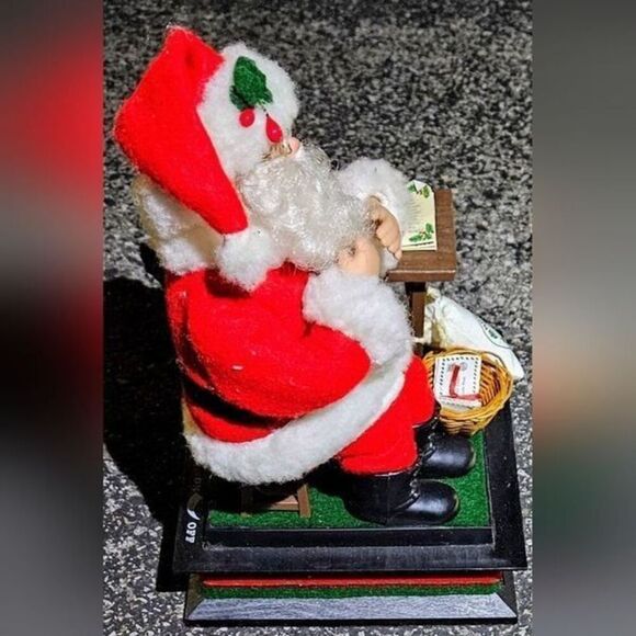 Vintage 1991 Holiday Scene Carols Crestone Family SANTA FIGURE CHRISTMAS Music - Picture 8 of 8